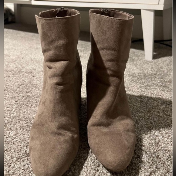 Old Navy beige heel boots - Picture 2 of 4